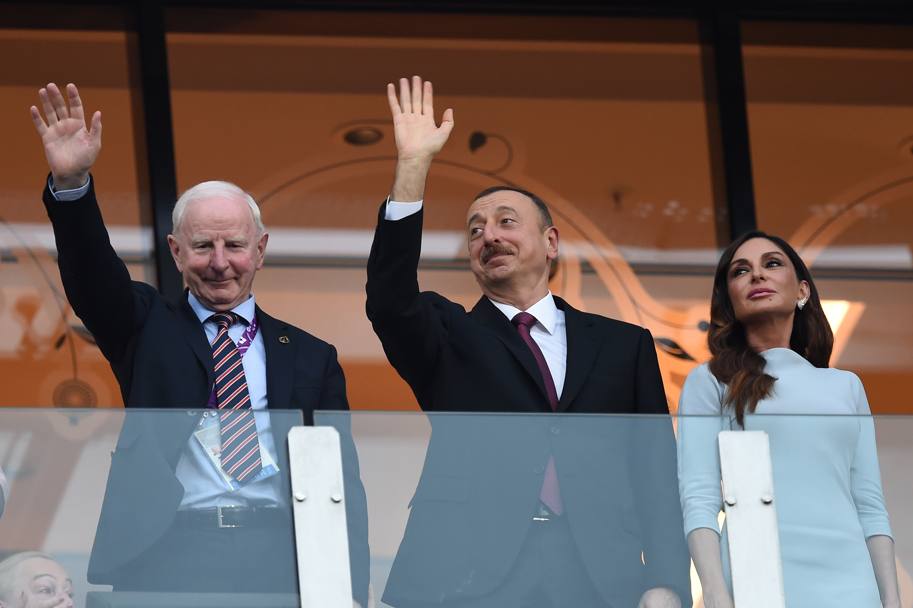 Il presidente del comitato olimpico europeo Patrick Hickey, il presidente azero Ilham Aliyev e la first Lady, Mehriban Aliyeva, salutano gli spettatori durante la cerimonia di chiusura della prima edizione dei Giochi europei